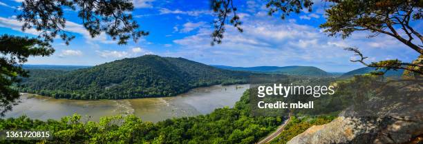 panoramic view of potomac river from weverton cliffs along the appalachian trail - knoxville md - maryland state foto e immagini stock