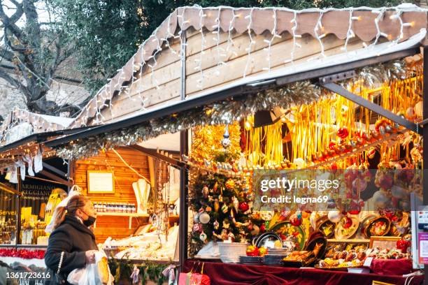 christmas market, chalet with christmas decorations - catholic church christmas 個照片及圖片檔