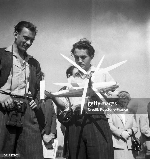 Un modèle réduit d'hélicoptère est présenté pour le meeting d'issy les moulineaux , le 17 septembre 1951.