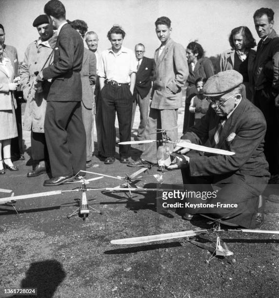 Un homme participe au concours de modèle réduit d'hélicoptèrelors du meeting d'issy les moulineaux , le 17 septembre 1951.