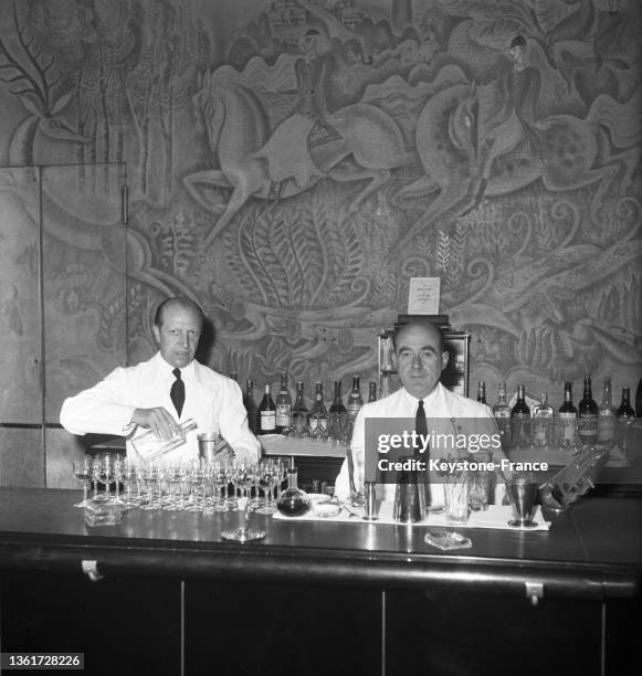 Portrait des barmans de l'Hôtel du Ritz, circa 1951.
