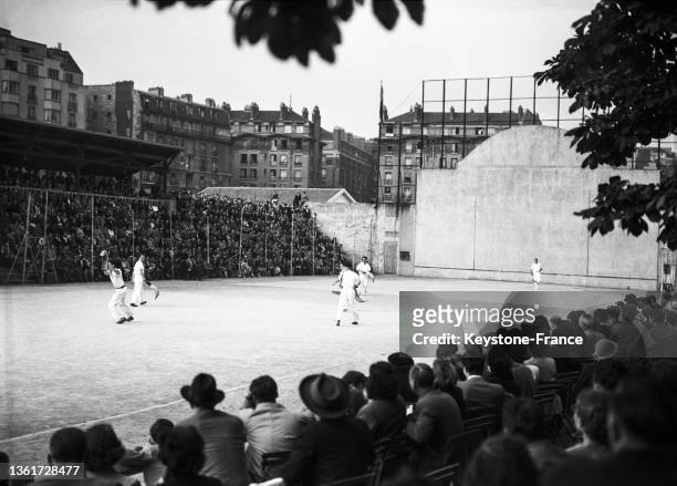 Le public assiste à un match de pelote basqu aue Fronton de paris, le 01 octobre 1951.