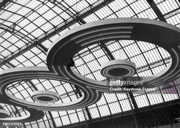 Un électricien installe un lustre en néon au Grand Palais , le 28 septembre1951.