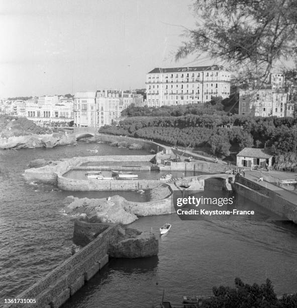 Vue du port de Biarritz, en août 1953.