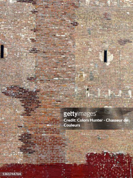 colored and patinated empty brick wall in manhattan - wall building feature stock pictures, royalty-free photos & images