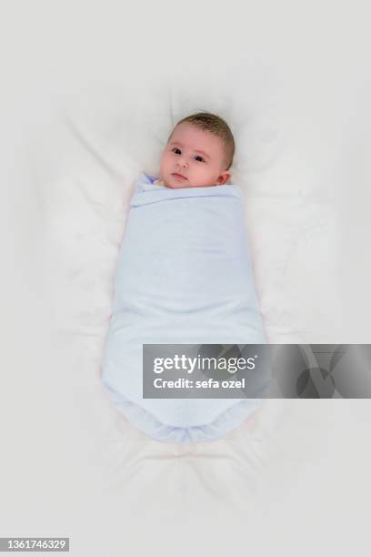 baby boys swaddling - babydeken stockfoto's en -beelden