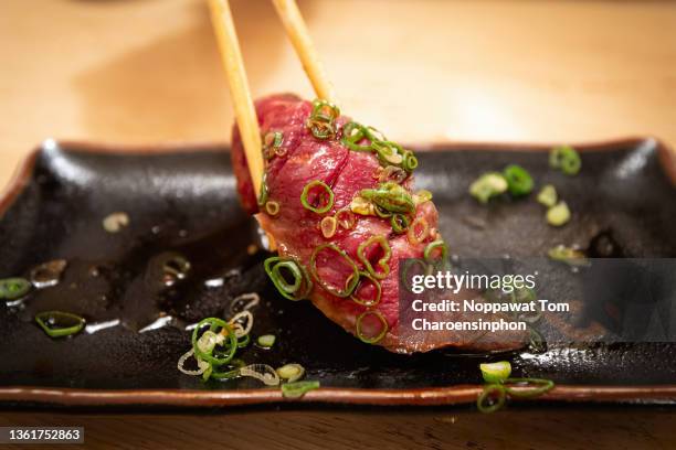 close-up shot of wagyu sushi, osaka, kansai, japan - carne de vaca wagyu fotografías e imágenes de stock
