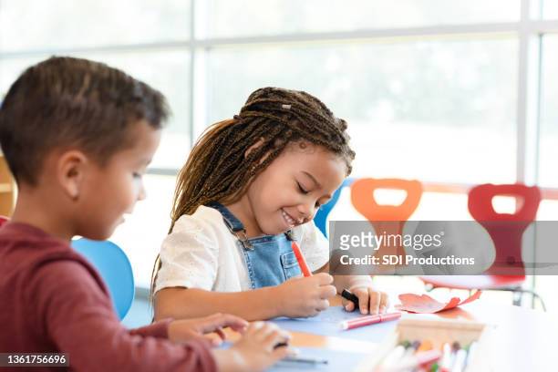 kindergartenkinder malen während des kunstunterrichts - kid with markers stock-fotos und bilder
