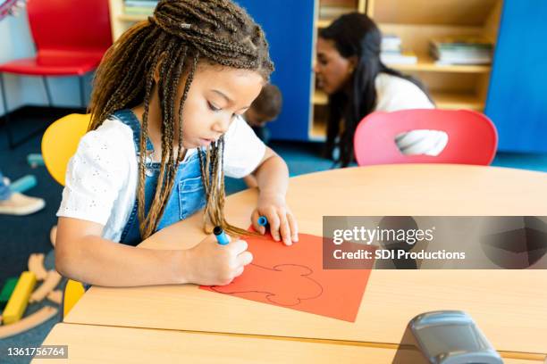 menina da idade pré-escolar se concentra no desenho - desenhar atividade - fotografias e filmes do acervo