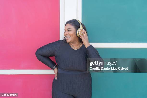 cheerful ethnic sportswoman listening to music - plus size fashion stock pictures, royalty-free photos & images