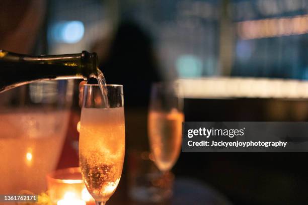 champagne pouring into glass - champagne stockfoto's en -beelden