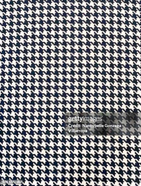 black and white  woven houndstooth fabric - estampa dente de cão imagens e fotografias de stock