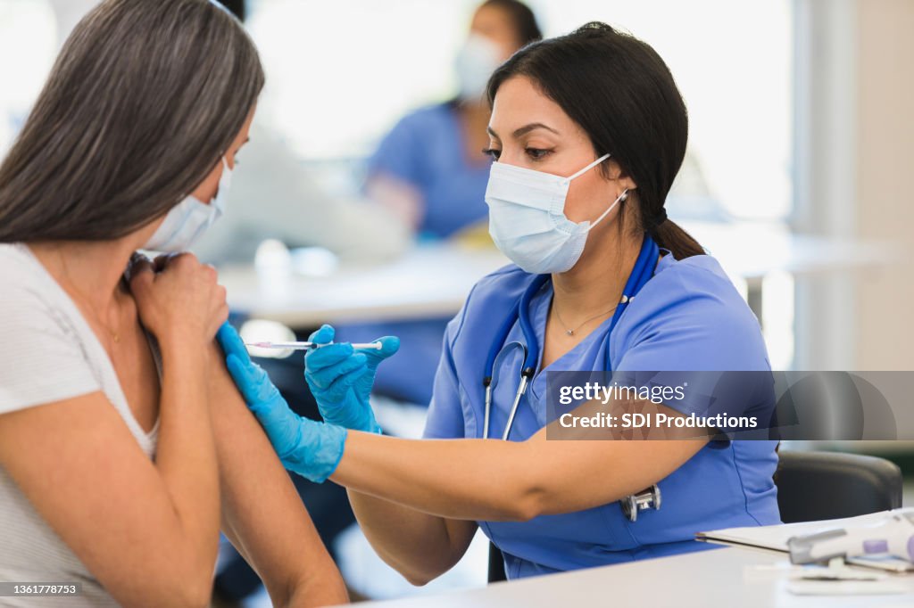 Photo en gros plan une infirmière donnant un vaccin à une femme