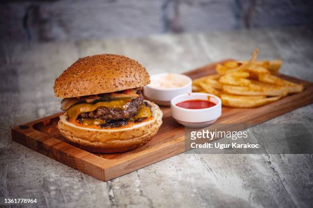 frisch leckerer hausgemachter hamburger - bacon cheeseburger stock-fotos und bilder