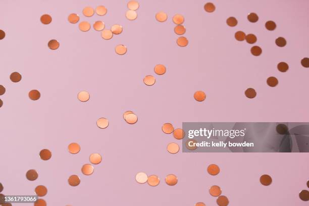 rose gold confetti background - red gold party stock pictures, royalty-free photos & images