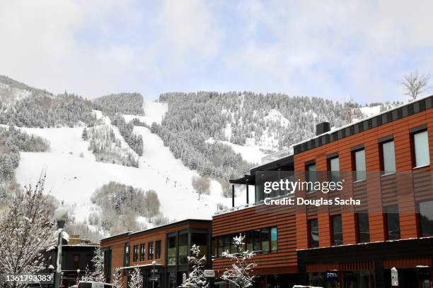 aspen colorado's downtown buildings and ski mountain - aspen colorado winter stock pictures, royalty-free photos & images