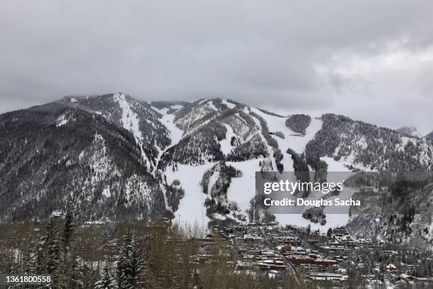 aspen colorado's downtown at the base of the rocky mountains - mt aspen stock pictures, royalty-free photos & images