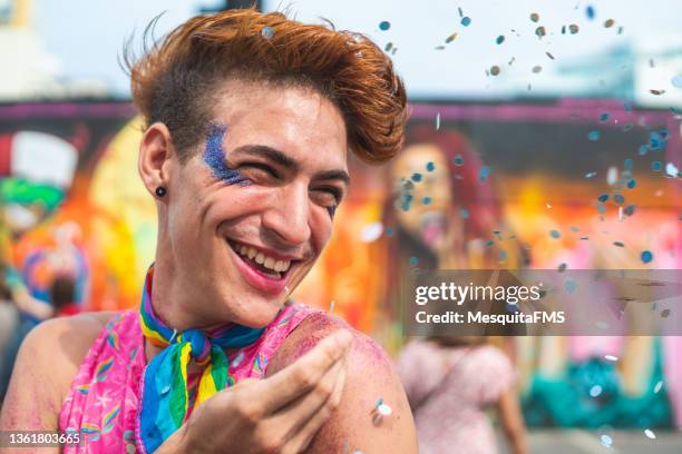 retrato de la travesti en el carnaval brasileño - crossdressing party fotografías e imágenes de stock