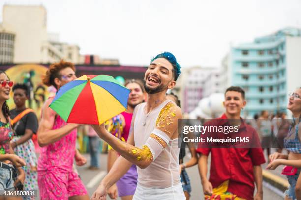karneval in recife in pernambuco, brasilien - schwulen und lesbenparade stock-fotos und bilder