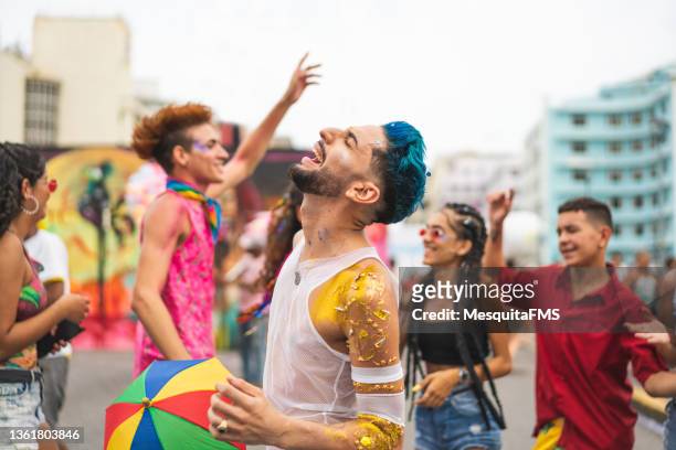 carnival in recife in pernambuco, brazil - transvestite 個照片及圖片檔