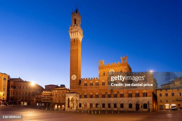 early morning, tower of mangia, piazza del campo, siena, tuscany, italy - torre del mangia stock pictures, royalty-free photos & images