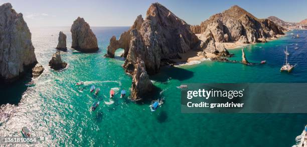 downward looking aerial des flachen wassers in cabo san lucas, baja california sur, mexiko in der nähe der darwin arch glasbodenboote mit blick auf das meeresleben - cabo san lucas stock-fotos und bilder