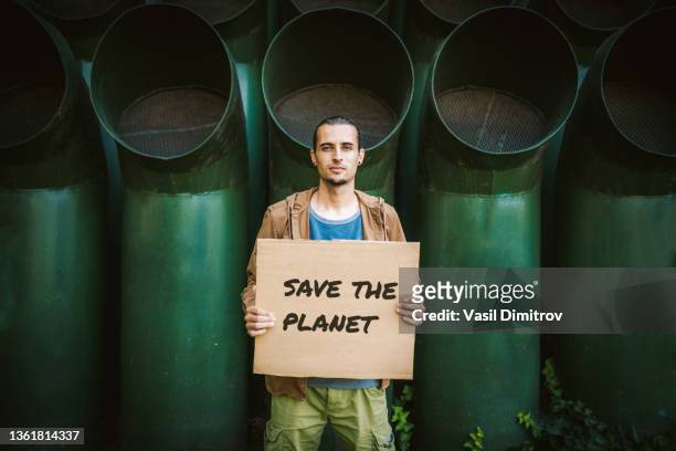 giovane attivista / manifestante. conservazione ambientale / protesta contro i cambiamenti climatici - indagini di clima foto e immagini stock