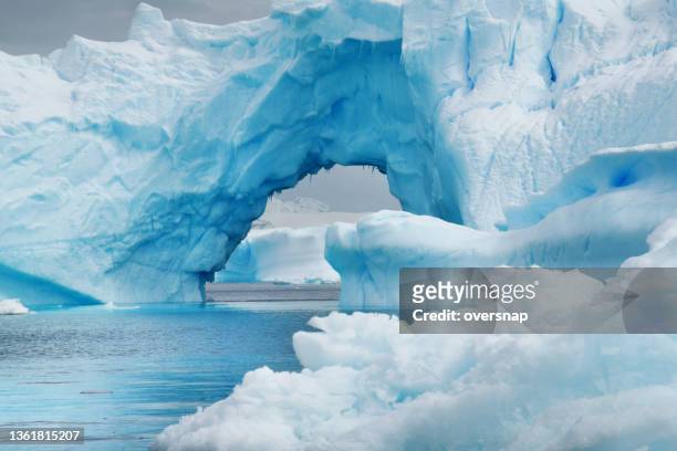 antarctic iceberg - straat drake stockfoto's en -beelden