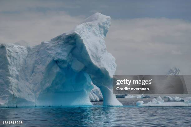 antarctic eisberg - drake passage stock-fotos und bilder