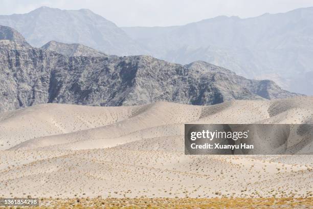 arid geological landscape in the desert - badlands foto e immagini stock