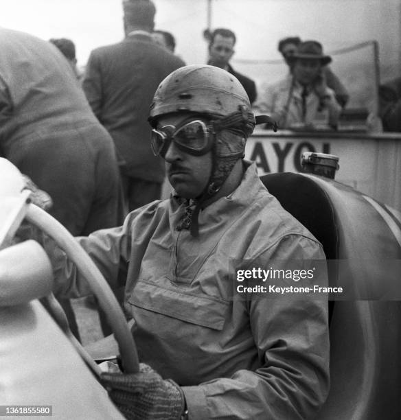 Le pilote de course Maurice Trintignant lors du Grand Prix de Marseille, le 09 avril 1951.