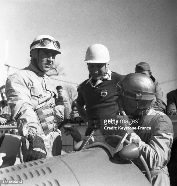 Les pilotes de course Lance Macklin,Stirling Moss et Maurice Trintignant lors du Grand Prix de Marseille, le 09 avril 1951.
