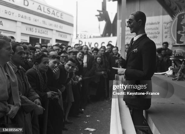 Le robot télécommandé 'Paulu' répond aux questions du public lors de la foire de Paris, le 01 mai 1951.