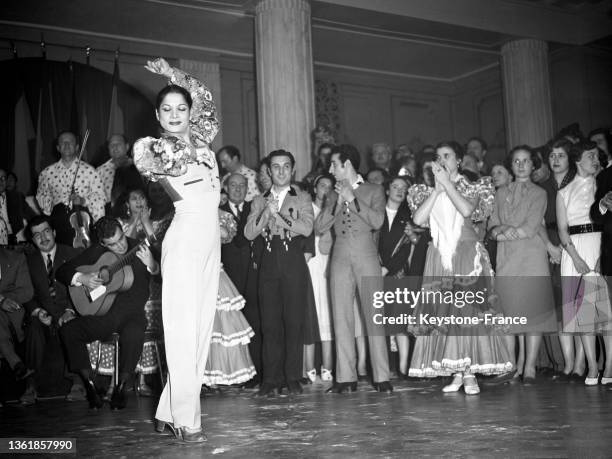 La danseuse de flamenco Carmen Amaya inaugure l'office national de tourisme espagnol, le 06 juin 1952.
