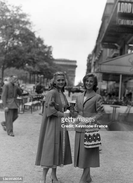 Les actrices Anna Maria Ferrero et Danièle Delorme sur les Champs-Elysées, le 18 juin 1952.