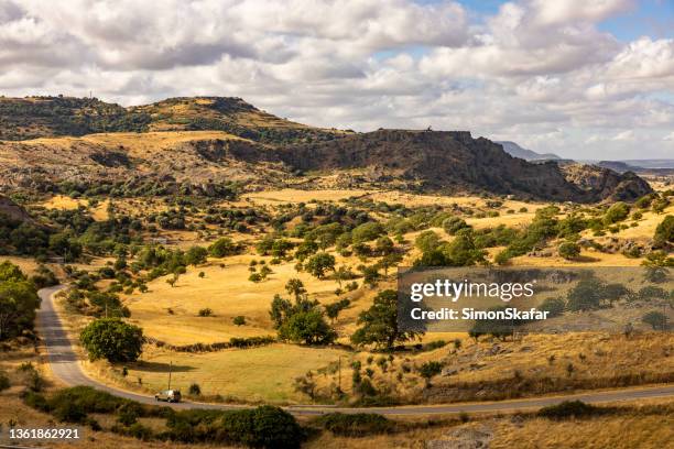 sardegna outback in estate con basse colline, sardegna, italia. - sardegna foto e immagini stock