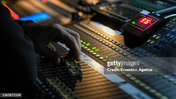 sound technician operating a sound table - geluidsoverlast stockfoto's en -beelden