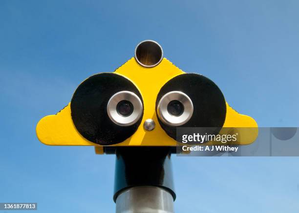 coin operated binoculars - coin operated binocular nobody stock pictures, royalty-free photos & images