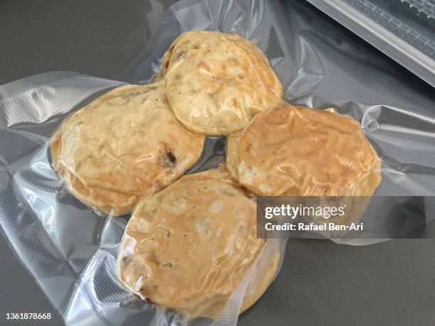 sealed food alongside a home vacuum sealer - vacuum packed fotografías e imágenes de stock