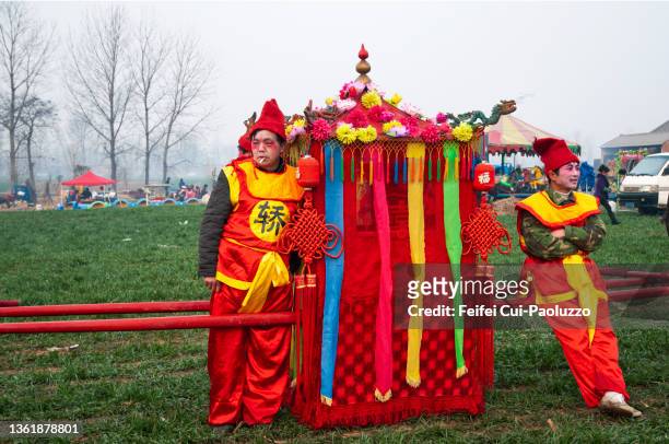 folk sedan chair performance artists in a parade at the village majie - chinese sedan chair stock pictures, royalty-free photos & images