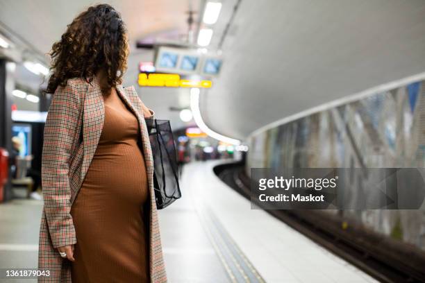 pregnant businesswoman waiting for train at platform - stockholm metro stock pictures, royalty-free photos & images