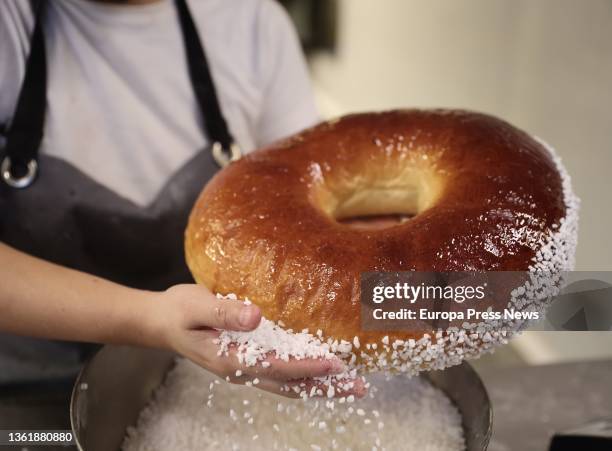 An employee decorates a 'Roscon de Reyes', in the bakery La Magdalena de Proust, on 29 December, 2021 in Madrid, Spain. The Christmas holidays come...