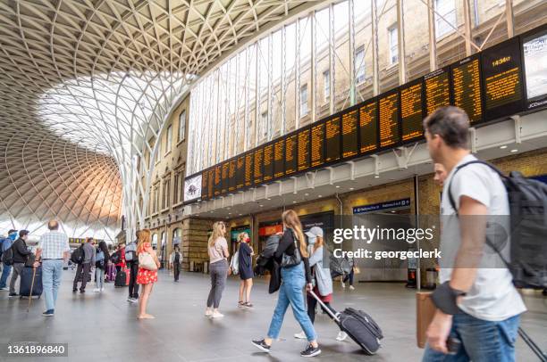 estación de king's cross es de londres - estación de king's cross fotografías e imágenes de stock