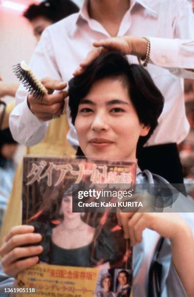 Japonaise se faisant coiffer comme Lady Diana dans un salon de coiffure 'Mitsukoshi', le 10 mai 1986.