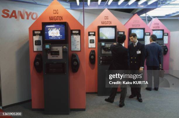 Présentation de logiciel de systèmes d'aide à la navigation lors du salon de l'automobile à Tokyo, en octobre 1993