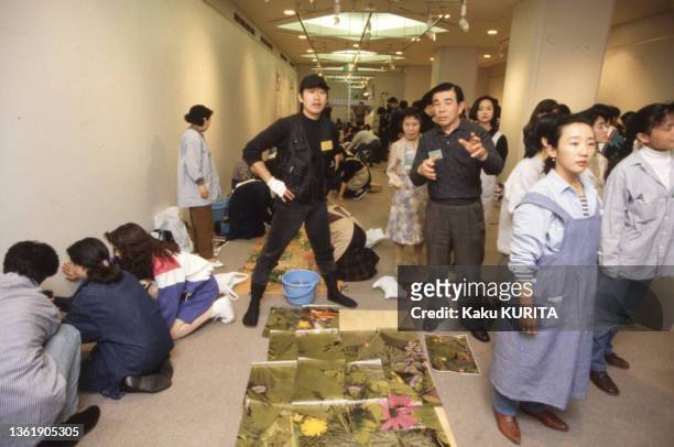 Le montage d'une exposition d'oeuvres de Hideki Matsumoto réalisées à partir d'un photocopieuse, le 20 mai 1993.