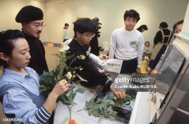 Le montage d'une exposition d'oeuvres de Hideki Matsumoto réalisées à partir d'un photocopieuse, le 20 mai 1993.