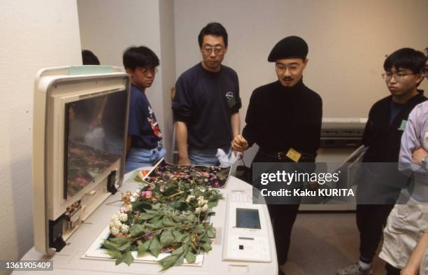 Le montage d'une exposition d'oeuvres de Hideki Matsumoto réalisées à partir d'un photocopieuse, le 20 mai 1993.