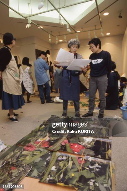 Le montage d'une exposition d'oeuvres de Hideki Matsumoto réalisées à partir d'un photocopieuse, le 20 mai 1993.