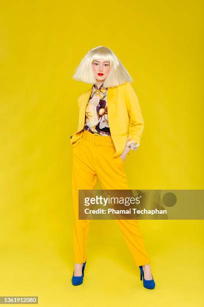woman in yellow suit - veste jaune photos et images de collection